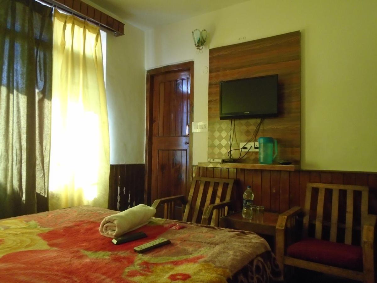 Hotel Magnolia Mallroad Manali Екстериор снимка