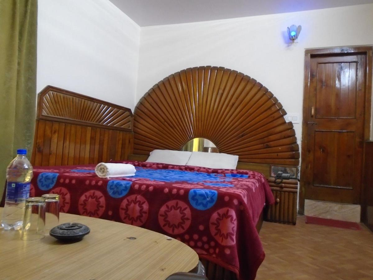 Hotel Magnolia Mallroad Manali Екстериор снимка