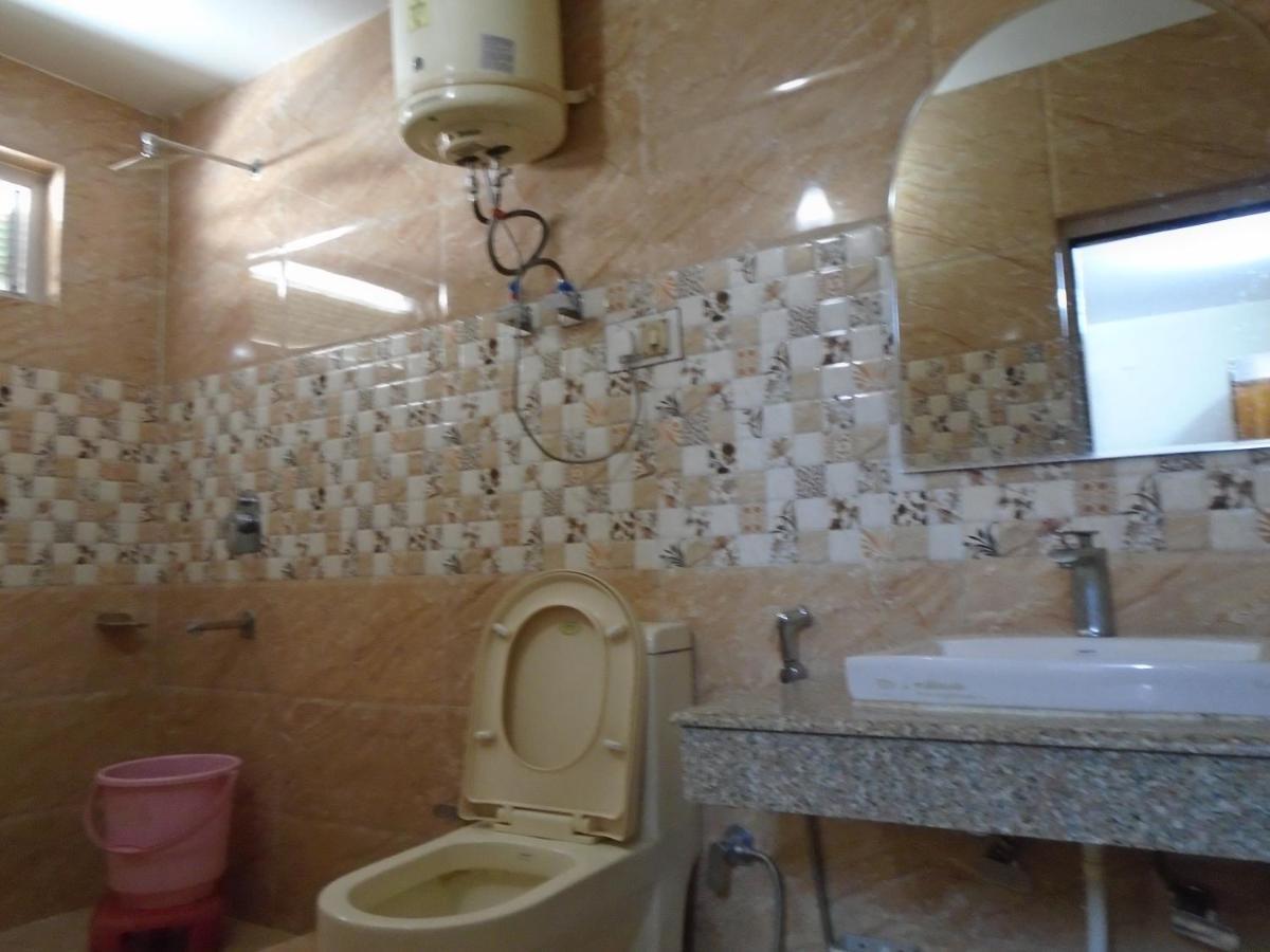 Hotel Magnolia Mallroad Manali Екстериор снимка