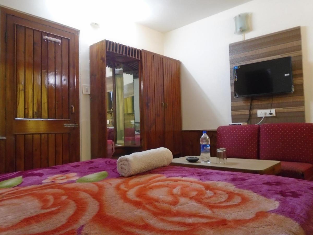 Hotel Magnolia Mallroad Manali Екстериор снимка