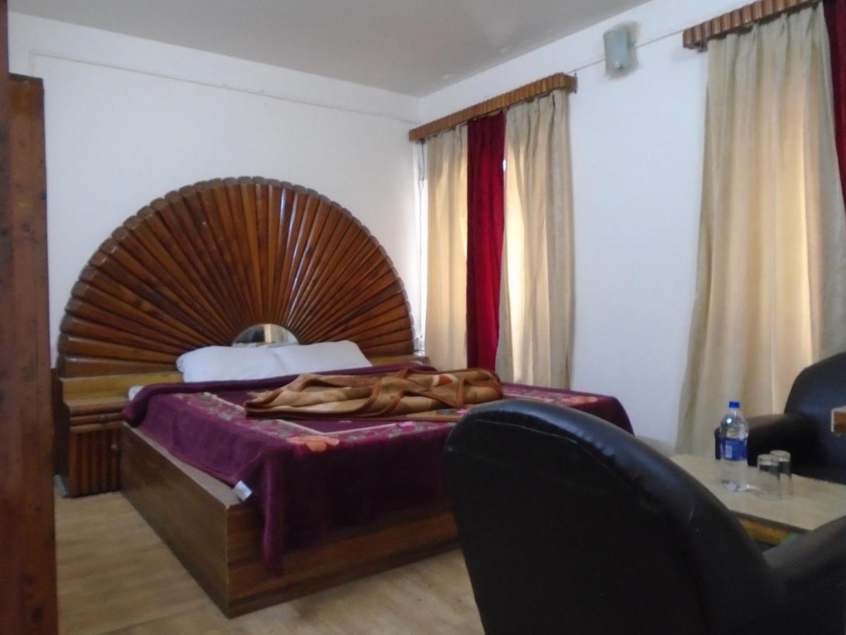 Hotel Magnolia Mallroad Manali Екстериор снимка