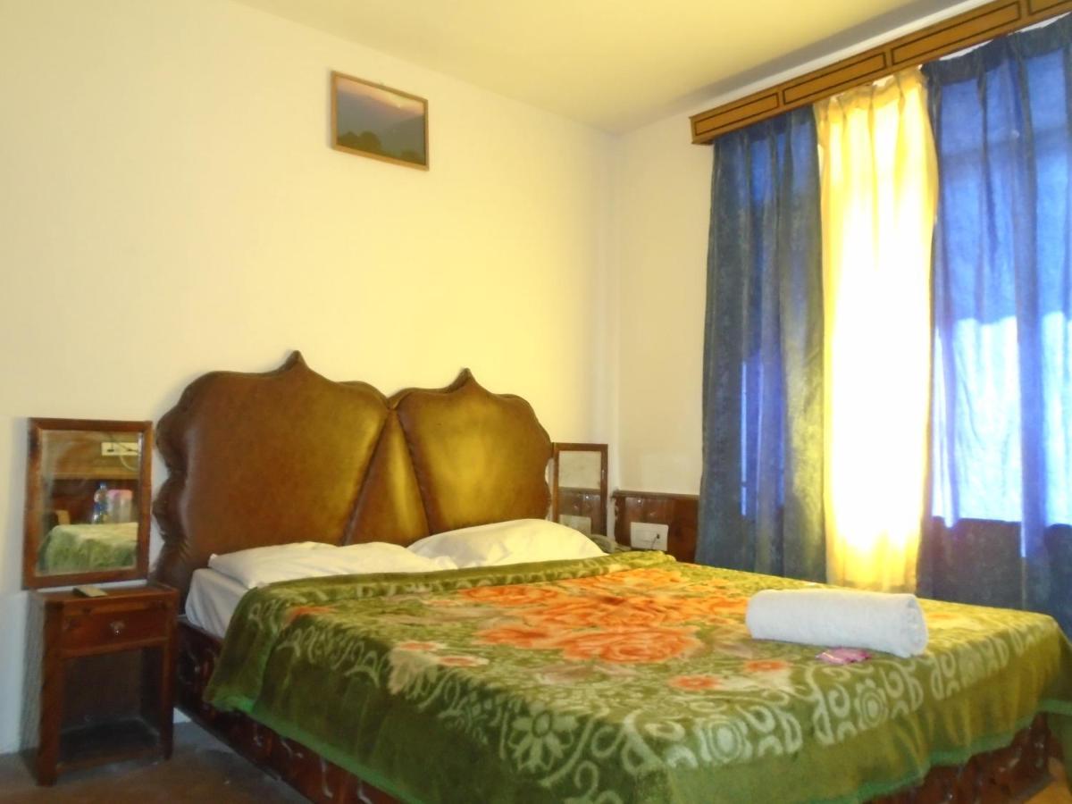 Hotel Magnolia Mallroad Manali Екстериор снимка