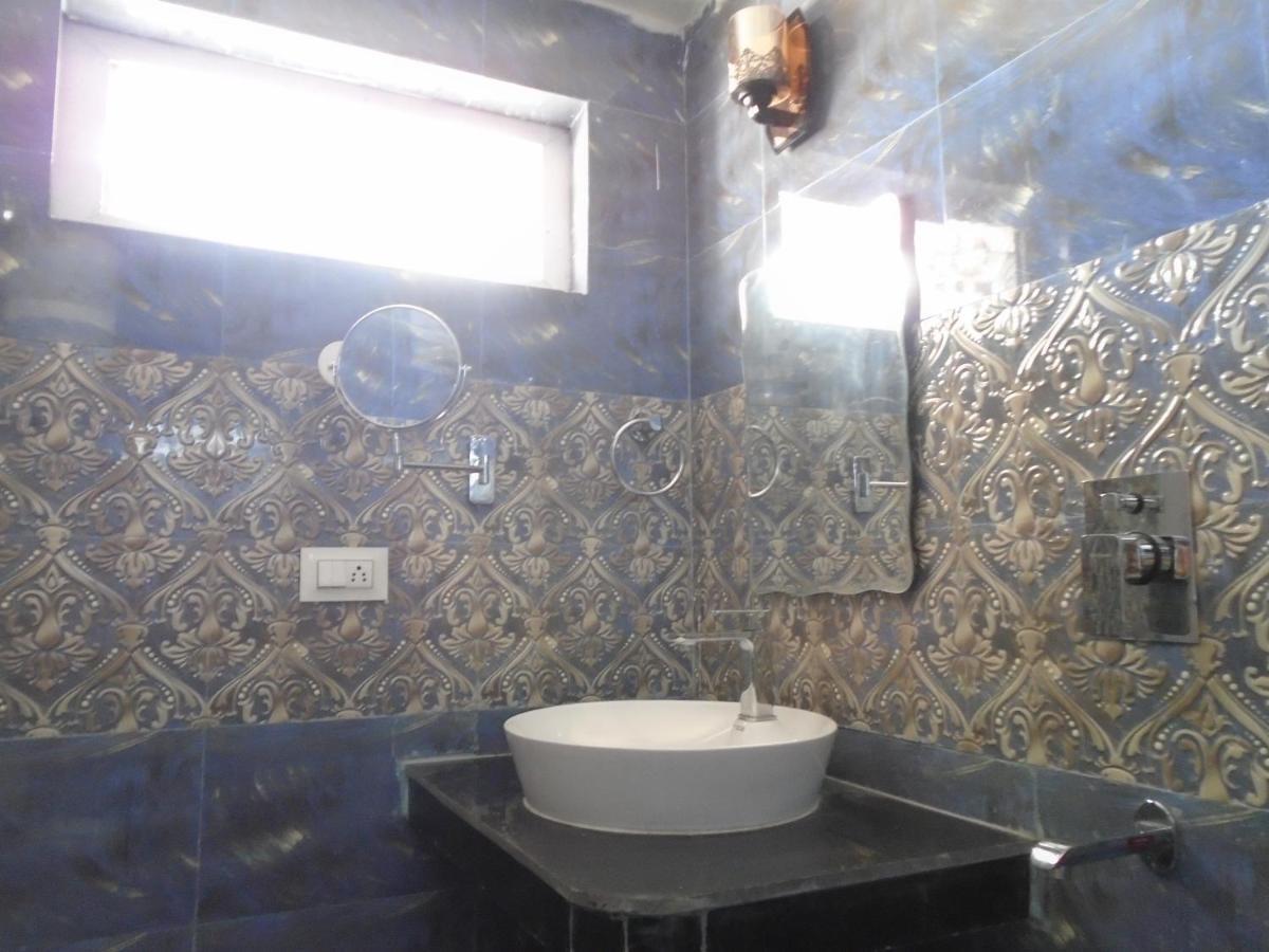 Hotel Magnolia Mallroad Manali Екстериор снимка